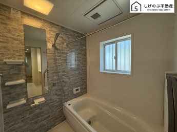 窓付きのバスルームは、明るく換気環境も良好。日中の入浴も気持ちよくお使い頂けそうです。