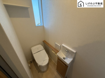 こちらは温水洗浄便座付きです。トイレは一階と二階についております。