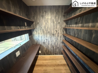 書斎には備え付けの棚が多くあります♪