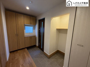 太陽の自然な光が差し込む明るい玄関。収納力の高いコの字型シューズボックスには家族の靴をスッキリとしまえます。