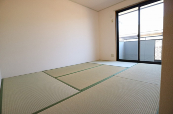 畳の上でゆっくりとくつろげる和室です