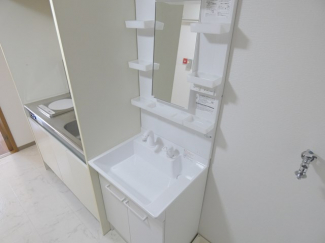 ★シャワー付き独立洗面化粧台で朝の身支度に便利です