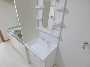 ★シャワー付き独立洗面化粧台で朝の身支度に便利です
