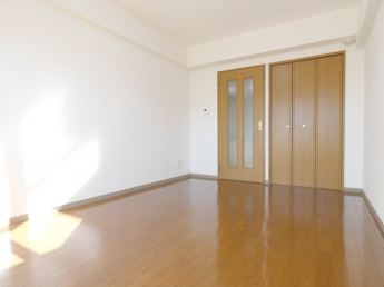 ★広々とした8帖の洋室です