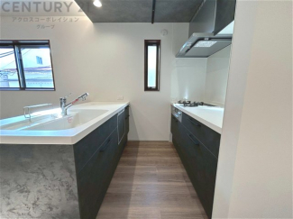 シンプルなデザインと使いやすさを兼ね備えた対面式システムキッチンは、効率的な作業スペースを提供し、家族やゲストとのコミュニケーションを促進します。