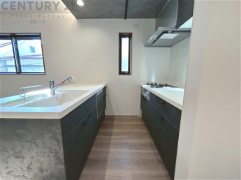 シンプルなデザインと使いやすさを兼ね備えた対面式システムキッチンは、効率的な作業スペースを提供し、家族やゲストとのコミュニケーションを促進します。