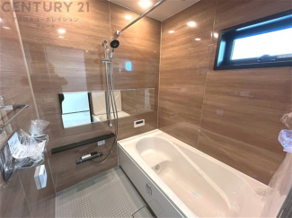 ユニットバスは省スペースでありながら、シンプルな設計と使いやすさを備え、簡便なメンテナンスが可能です。窓付きで換気にも便利です。またミラー・小物置き場もあり便利です。