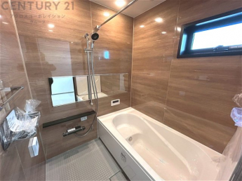 ユニットバスは省スペースでありながら、シンプルな設計と使いやすさを備え、簡便なメンテナンスが可能です。窓付きで換気にも便利です。またミラー・小物置き場もあり便利です。