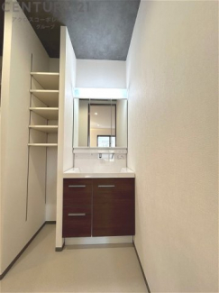 化粧品や洗顔料、歯ブラシなどの必需品をまとめて置ける収納スペースがあり、使用するたびに取り出す手間が省けます。また、水回りのため、濡れても大丈夫な素材が使用されており、お手入れが簡単です。