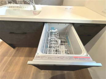 手洗いに比べて時間や労力を節約できることです。また、高温のお湯で洗浄されるため、雑菌や細菌を殺菌する効果もあります。さらに、乾燥機能があるため、手で拭く手間も省け衛生的に保管できます。