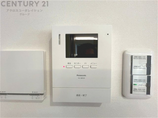 訪問者が来たときにテレビ画面で確認できるため、安心してドアを開けられます。録画機能があるものもあり、留守中に来訪者を記録しておくことができます。利便性が高く、セキュリティ面でも安心です。