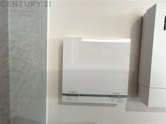 床暖房は、効率的な暖房システムであり、床からの温かさが快適な環境を提供します。床全体が均一に暖まり足元からの暖かさが感じられます。また空気の循環が少ないため、ホコリやアレルゲンの拡散を抑えます。