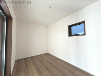 明るい色合いのフローリングとクロスを使用した洋室は家具やインテリアとも調和しやすく空間が広く感じられ開放感を生み出します。自然光を効果的に反射し、室内を明るく保つため、日中の照明使用を抑えられます。