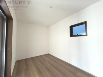 明るい色合いのフローリングとクロスを使用した洋室は家具やインテリアとも調和しやすく空間が広く感じられ開放感を生み出します。自然光を効果的に反射し、室内を明るく保つため、日中の照明使用を抑えられます。