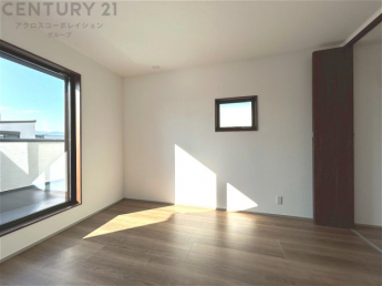 創造性や成長を促す遊びの空間を提供。学習や趣味に集中できる環境を整えます。個別のプライベートスペースは自己表現と自立心を育み、心地よい睡眠環境を整えリラックスできる場所を提供。