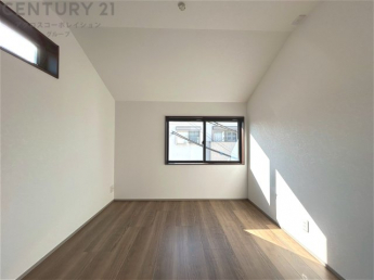 リラックスできるプライベート空間で、快適な睡眠をサポート。個人の好みに合わせたインテリアや寝具で心地良さを追求。プライベートな時間を過ごし、リフレッシュする場所におすすめです。