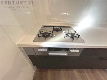 多数の調理器具を同時に使用でき、料理の効率化が可能。省エネで節約になり、様々な料理スタイルに適応できます。また、火力調整が独立しており、手入れや掃除もしやすく、今よりもっとお料理が楽しくなるかも。