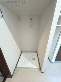 洗濯物の仕分け作業がしやすく、整理整頓が容易になります。洗濯音や湿気を他の部屋に持ち込まず、生活環境を快適に保ちます。上部を活用すれば収納スペースを確保でき洗剤や洗濯用品の整理もしやすくなります。