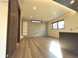 キッチン前のダイニングスペース　カウンターキッチンから料理の受け渡し等に便利です。ダイニングセットを置いても十分な広さを確保。