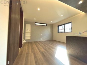 キッチン前のダイニングスペース　カウンターキッチンから料理の受け渡し等に便利です。ダイニングセットを置いても十分な広さを確保。