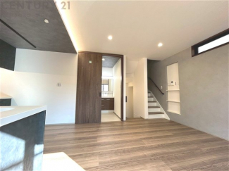 リビングダイニングは家族や友人とのコミュニケーションを楽しむ場所でくつろぎながら食事や会話を楽しめ、多目的に利用できリラックスできる空間です。家庭内の中心として機能し、快適な生活をサポートします。