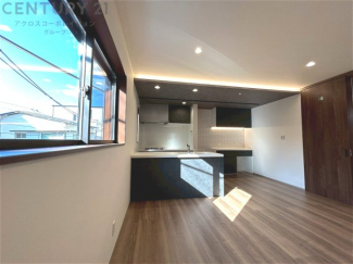 キッチン前のダイニングスペース　カウンターキッチンから料理の受け渡し等に便利です。ダイニングセットを置いても十分な広さを確保。