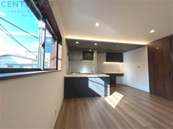 キッチン前のダイニングスペース　カウンターキッチンから料理の受け渡し等に便利です。ダイニングセットを置いても十分な広さを確保。