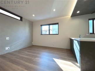 キッチン前のダイニングスペース　カウンターキッチンから料理の受け渡し等に便利です。ダイニングセットを置いても十分な広さを確保。