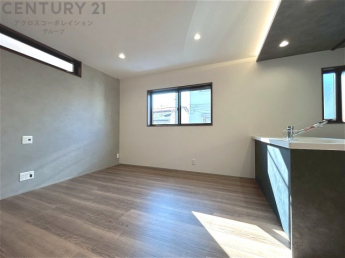 キッチン前のダイニングスペース　カウンターキッチンから料理の受け渡し等に便利です。ダイニングセットを置いても十分な広さを確保。