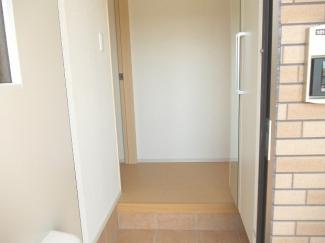 収納もある玄関です