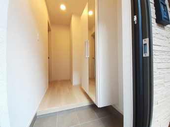 落ち着いた玄関です