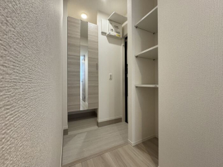 明るい色調の室内です