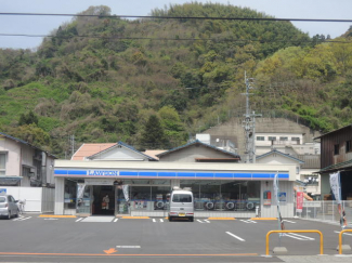 ローソン八幡浜駅前店まで227m