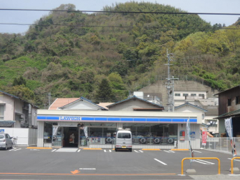 ローソン八幡浜駅前店まで227m