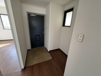 毎日通る玄関はこちらです