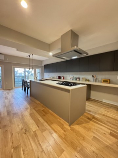 たっぷり収納できる背面キャビネット