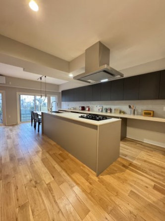 たっぷり収納できる背面キャビネット