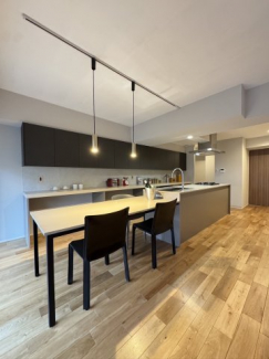 キッチンの奥には冷蔵庫も収納できるパントリーがあります