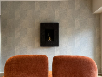 リビングには壁掛け式ガスストーブが設置されています