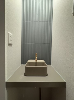 トイレとは独立した手洗い。帰宅後すぐの手洗いにもご使用いただけます。