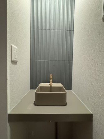 トイレとは独立した手洗い。帰宅後すぐの手洗いにもご使用いただけます。