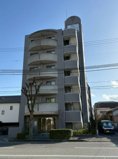 タイル貼りの落ち着いた外観。街並みに調和した、安心感のある住環境です。