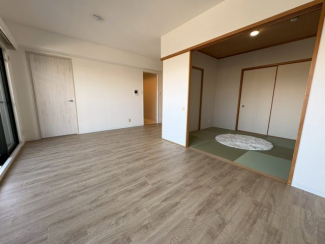 LDK12.8帖と和室がつながり、開放感のある空間。バルコニーはLDK側で採光良好。東向き・最上階の明るいリビングです。