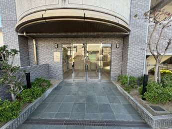 風除室・オートロック・エレベーター付きで、安心感のあるエントランスです。