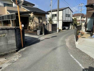 北東側公道に面しています。