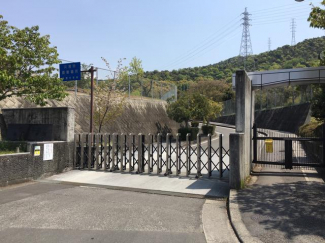 桑原中学校まで549m