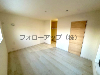 スタンダードな洋室です