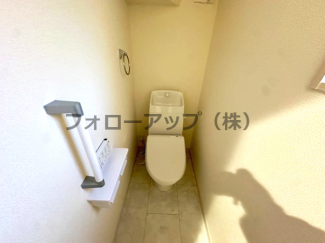 落ち着いた色調のトイレです
