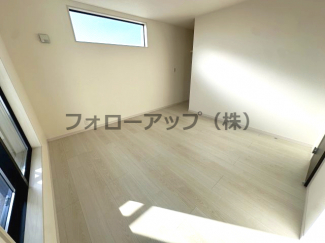 コンパクトで使いやすい洋室です