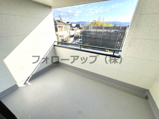 暖かな日差しのふりそそぐバルコニー